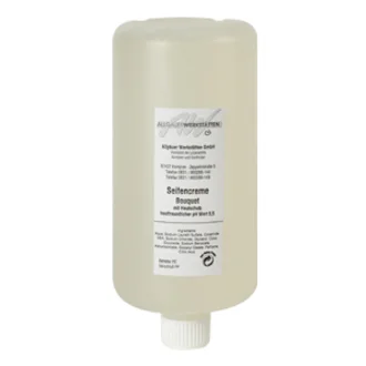 Eine transparente Flasche mit einem weißen Deckel. Auf dem Etikett steht „Seltencreme Bouquet“ sowie Inhaltsstoffe und Anwendungshinweise. Die Flasche scheint für kosmetische oder pflegende Produkte bestimmt zu sein.